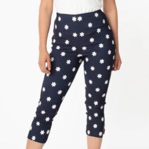 Unique vintage daisy capris